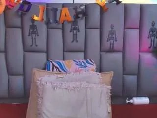 Freechat miaabrownn on CamSoda