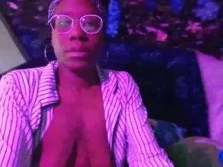 moebootyrayna on CamSoda 