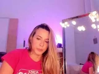 nikkiigreyy on CamSoda 