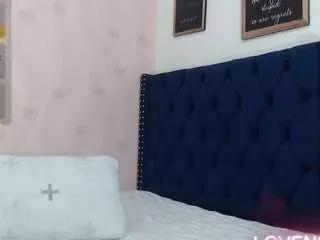 petitelittleebonyy on CamSoda 