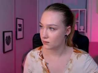 playful-sophie on CamSoda 