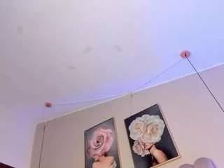 saraa-blonde on CamSoda 