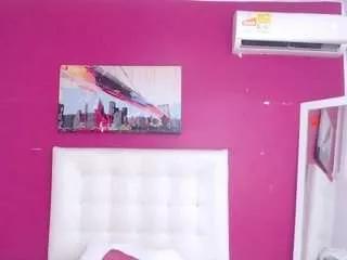 sexy-tiny-sarah on CamSoda 
