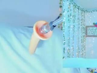 tiffanny-loveee on CamSoda 