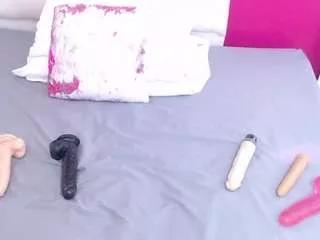 tiny-whore18 on CamSoda 