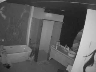 Freechat voyeurcam-casa-salsa-bathroom-4 on CamSoda