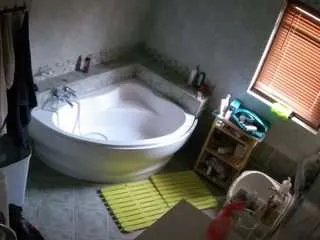Offline voyeurcam-julmodels-bath-1st-2 on CamSoda