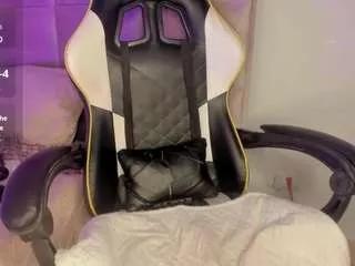zoe-18 on CamSoda 