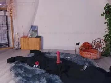 Freechat mollyflwers on Chaturbate