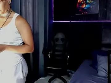 zhoestrong on Chaturbate