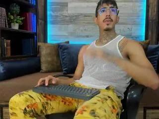 donovan_desmond on Flirt4Free 