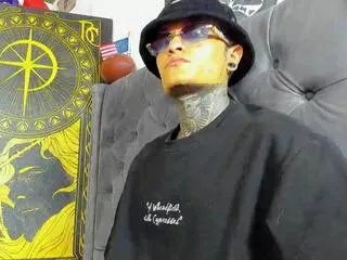 Offline raymond_courtois on Flirt4Free