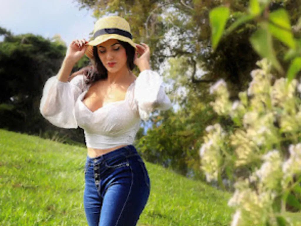 ThanaRouge on LiveJasmin