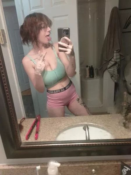 Offline AlyLoveXXX on Streamate