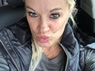 Offline MuscleVixxxen on Streamate