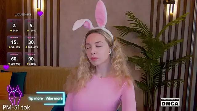 Holl1Would on StripChat 
