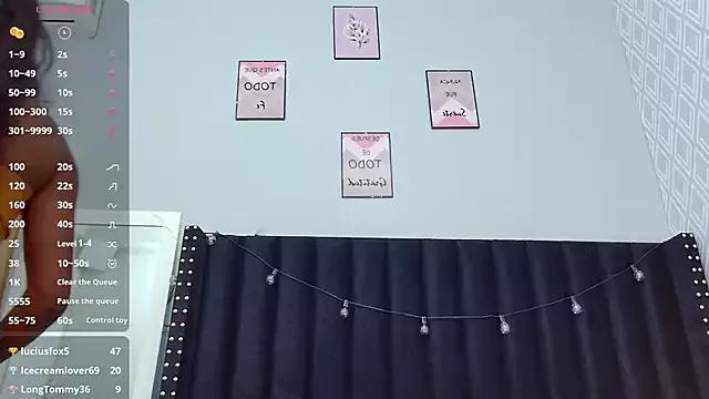 petitelittleebony on StripChat 