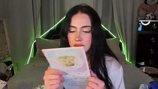 UR_MADDY on StripChat 